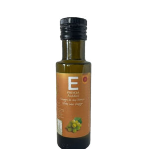 El vinagre es conocido por sus grandes propiedades antioxidantes. Éstas ayudan a eliminar los residuos del organismo que no necesitamos, gracias a su efecto depurativo y revitalizante. El vinagre posee también propiedades antibacterianas y digestivas. Consumir vinagre en las comidas, mejora la digestión de los platos pesados, ayuda a regular la presencia de glucosa en sangre y de esta manera, ayuda también a regular la generación de acumulaciones de grasa. Combina nuestros vinagres con el Aceite de Oliva Virgen Extra Esencia Andalusí y crea unos platos con el sabor más auténtico. Prueba nuestros distintos tipos de Vinagres Caseros en botella de cristal 250 ml: Vinagre Balsámico 250 ml: es un vinagre rico y amargo, aromático y cremoso. Está envejecido en barriles de madera de la manera tradicional. Es ideal para aderezar y aliñar ensaladas. Vinagre Frambuesa 250 ml: este innovador vinagre de frambuesa, se elabora con frambuesas seleccionadas por su alta calidad, sin colorantes ni conservantes añadidos, de esta manera conseguimos que sea la mejor opción para dar un toque diferente a gran variedad de platos de una forma sana y nutritiva. Vinagre Vino Envejecido 250 ml: es un vinagre rico en vitaminas y minerales esenciales para el cuerpo como hierro, potasio y vitamina C. De sabor consistente y duradero en boca. El vinagre de vino tinto es bajo en calorías y no contiene grasa, por lo que es ideal para usarlo en vinagretas y darle un toque diferente a las ensaladas. Es ideal también para todo tipo de aliños. Vinagre Vino Blanco 250 ml: este vinagre cuenta con numerosos beneficios, entre ellos es antioxidante, reduce los niveles de glucosa en sangre, ayuda a la absorción de minerales (como el calcio) y tiene propiedades antimicrobianas. Es además, uno de los mejores productos de limpieza natural. Este producto está producido y envasado en Jaén y te garantizamos al 100% que es un producto de España. Para conocer más sobre la opinión que tienen nuestros productos, puedes acceder al siguiente reportaje que nos ha dedicado la Web de Andalucía Información.