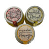 Pack de 3 Mermeladas Artesanales (50g cada una) Este encantador pack de mermeladas artesanales presenta una variedad exquisita de sabores en frascos de 50 gramos cada uno. Cada mermelada está meticulosamente elaborada con ingredientes naturales seleccionados, garantizando una experiencia gastronómica auténtica y deliciosa. Contenido del Pack: Mermelada de Tomate: Una combinación sorprendente de dulzura y acidez, ideal para acompañar quesos o como ingrediente en recetas gourmet. Mermelada de Naranja: Confeccionada con naranjas frescas, ofrece un equilibrio perfecto entre lo dulce y lo cítrico, ideal para untar en tostadas o como complemento en postres. Mermelada de Aceite de Oliva: Innovadora y sofisticada, esta mermelada combina el suave sabor del aceite de oliva con una sutil dulzura, perfecta para disfrutar con panes artesanales o para dar un toque gourmet a cualquier plato. Características del Pack: Calidad Artesanal: Elaboradas en pequeños lotes para preservar la frescura y el sabor auténtico de cada ingrediente. Versatilidad: Perfectas para ser disfrutadas en desayunos, meriendas o como parte de una tabla de quesos y embutidos. Presentación Elegante: Envueltas con etiquetas artesanales que reflejan el cuidado y la atención dedicados a cada producto, ideal como regalo gourmet o para deleit