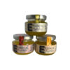 Pack de 3 Mermeladas Artesanales (50g cada una) Este encantador pack de mermeladas artesanales presenta una variedad exquisita de sabores en frascos de 50 gramos cada uno. Cada mermelada está meticulosamente elaborada con ingredientes naturales seleccionados, garantizando una experiencia gastronómica auténtica y deliciosa. Contenido del Pack: Mermelada de Tomate: Una combinación sorprendente de dulzura y acidez, ideal para acompañar quesos o como ingrediente en recetas gourmet. Mermelada de Naranja: Confeccionada con naranjas frescas, ofrece un equilibrio perfecto entre lo dulce y lo cítrico, ideal para untar en tostadas o como complemento en postres. Mermelada de Aceite de Oliva: Innovadora y sofisticada, esta mermelada combina el suave sabor del aceite de oliva con una sutil dulzura, perfecta para disfrutar con panes artesanales o para dar un toque gourmet a cualquier plato. Características del Pack: Calidad Artesanal: Elaboradas en pequeños lotes para preservar la frescura y el sabor auténtico de cada ingrediente. Versatilidad: Perfectas para ser disfrutadas en desayunos, meriendas o como parte de una tabla de quesos y embutidos. Presentación Elegante: Envueltas con etiquetas artesanales que reflejan el cuidado y la atención dedicados a cada producto, ideal como regalo gourmet o para deleit