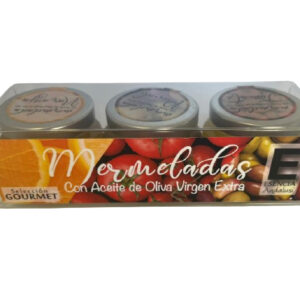 Pack de 3 Mermeladas Artesanales (50g cada una) Este encantador pack de mermeladas artesanales presenta una variedad exquisita de sabores en frascos de 50 gramos cada uno. Cada mermelada está meticulosamente elaborada con ingredientes naturales seleccionados, garantizando una experiencia gastronómica auténtica y deliciosa. Contenido del Pack: Mermelada de Tomate: Una combinación sorprendente de dulzura y acidez, ideal para acompañar quesos o como ingrediente en recetas gourmet. Mermelada de Naranja: Confeccionada con naranjas frescas, ofrece un equilibrio perfecto entre lo dulce y lo cítrico, ideal para untar en tostadas o como complemento en postres. Mermelada de Aceite de Oliva: Innovadora y sofisticada, esta mermelada combina el suave sabor del aceite de oliva con una sutil dulzura, perfecta para disfrutar con panes artesanales o para dar un toque gourmet a cualquier plato. Características del Pack: Calidad Artesanal: Elaboradas en pequeños lotes para preservar la frescura y el sabor auténtico de cada ingrediente. Versatilidad: Perfectas para ser disfrutadas en desayunos, meriendas o como parte de una tabla de quesos y embutidos. Presentación Elegante: Envueltas con etiquetas artesanales que reflejan el cuidado y la atención dedicados a cada producto, ideal como regalo gourmet o para deleit